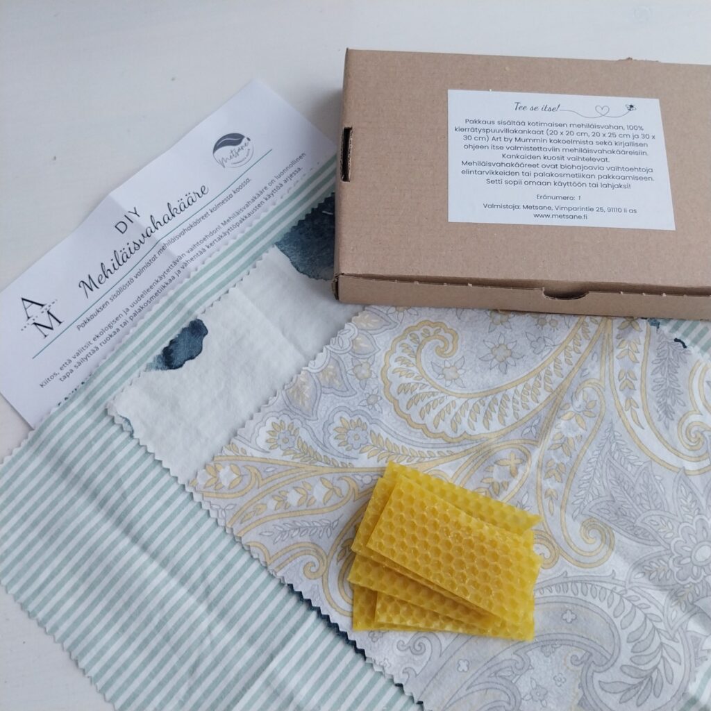 Mehiläisvahakääreen DIY-setti: kierrätyspuuvillakankaat, mehiläisvaha ja valmistusohje.
